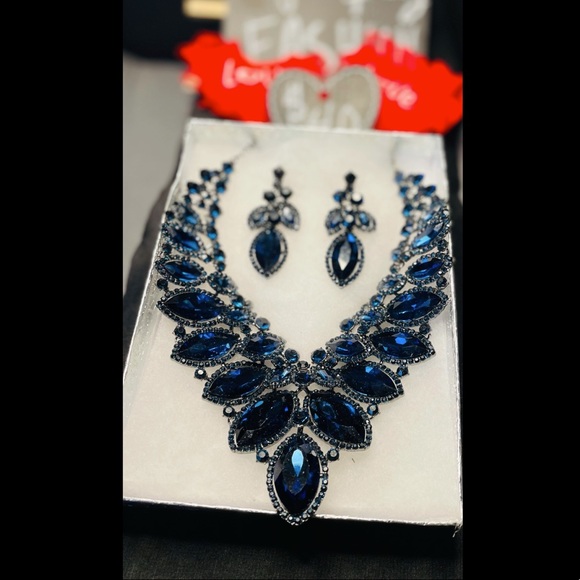 Elegant Sapphire Necklace & Earring Set - Picture 3 of 5